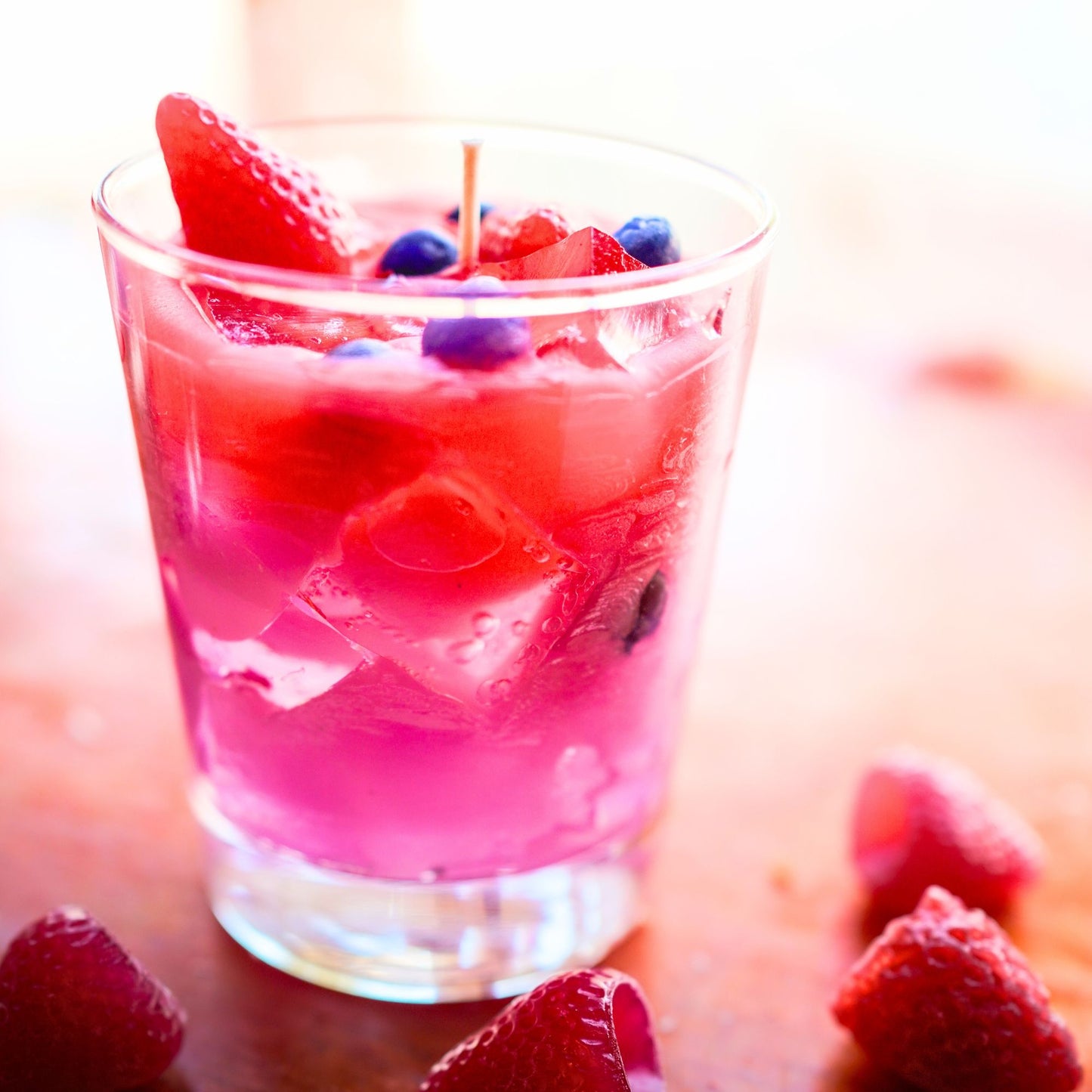 Beerenkerzen im Set: Mini-Beeren aus Wachs auf selbstgegossenen Kerzen