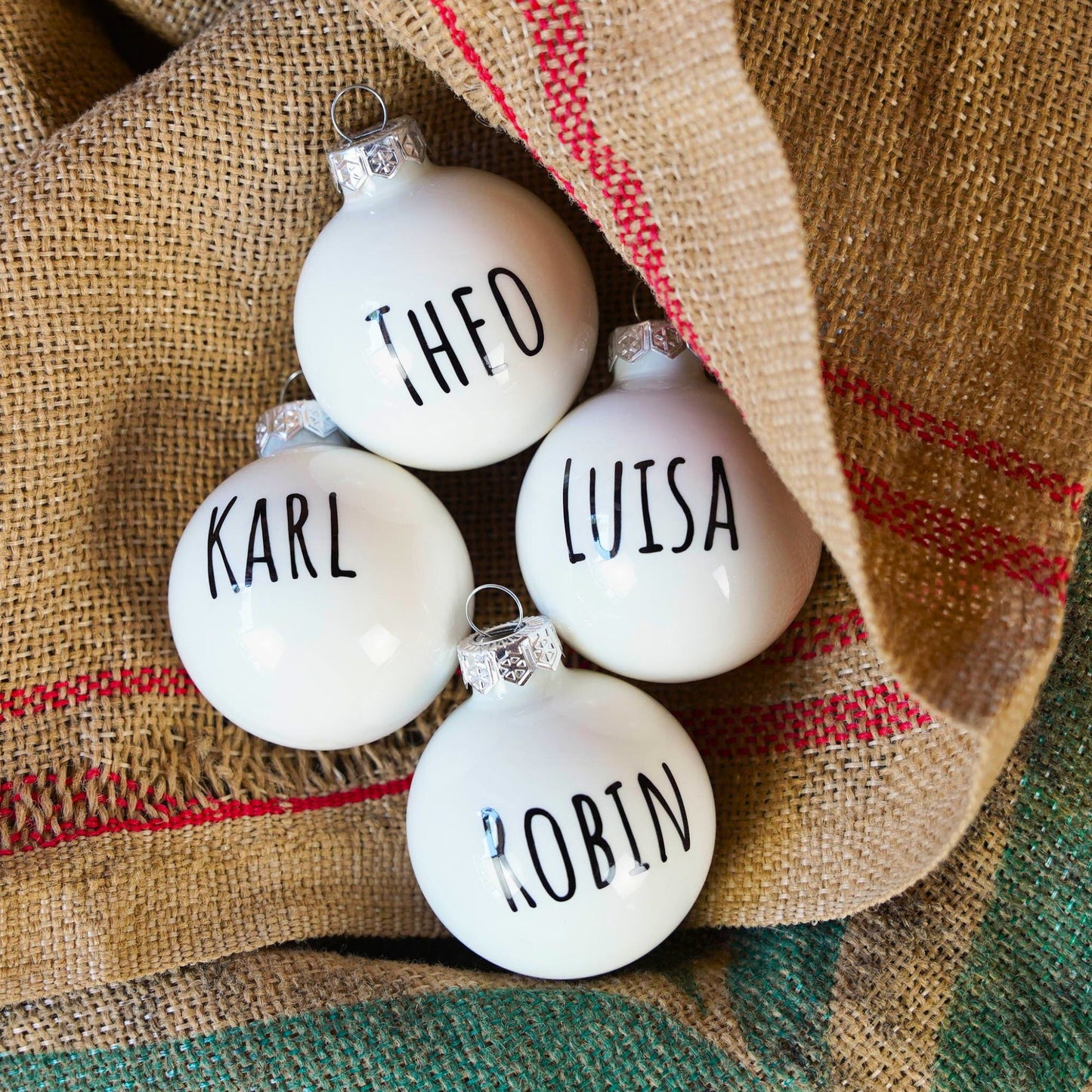 Personalisierte Weihnachtskugel mit Namen ∅ 6-8 cm | Schwarz Weiß | Personalisiertes Geschenk | Weihnachtsbaum | Tannenbaumkugel | Christbaumkugel