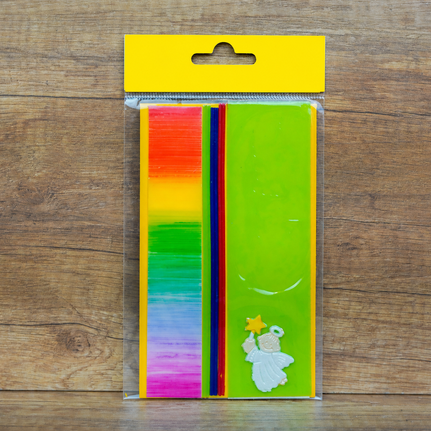 Bastelset Kerzen verzieren Schutzengel: Regenbogen-Wachsplatte, apfelgrüne Platte und handbemalter Engel