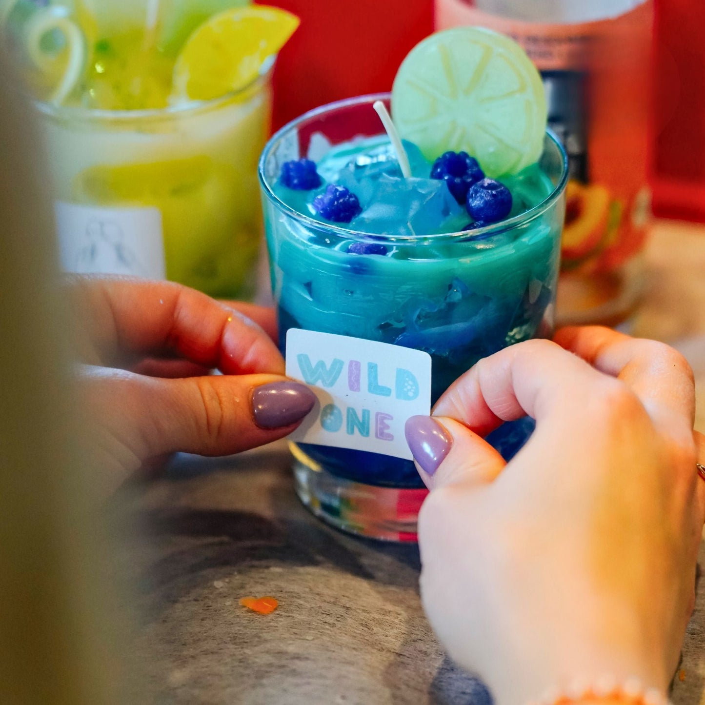 Selbstgemachte Cocktailkerzen mit Fruchtdeko als sommerliche Tischdekoration