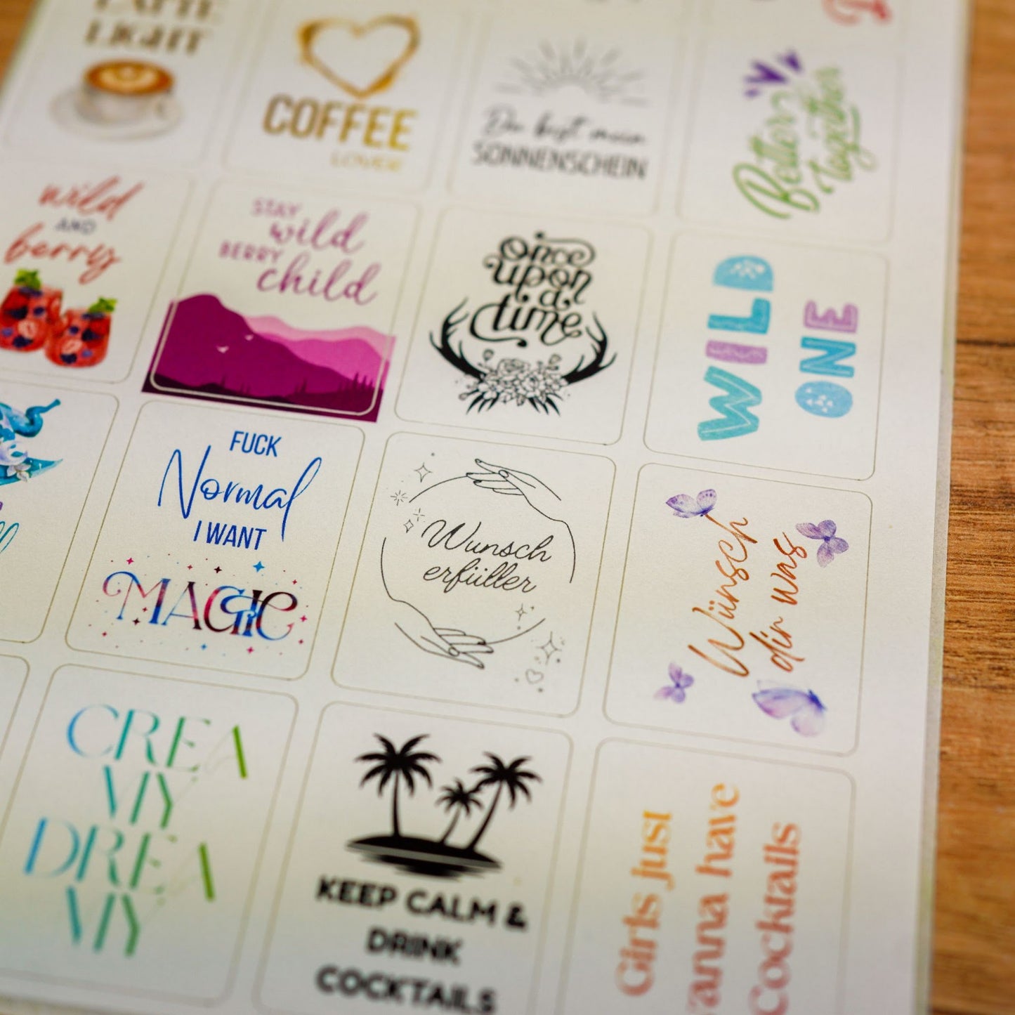Detail der Sprüche-Sticker in Handlettering-Optik für Cocktailkerzen