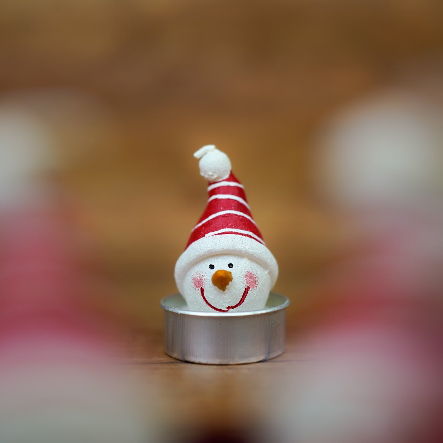 Schneemann-Teelicht mit roter Mütze in der Nahaufnahme