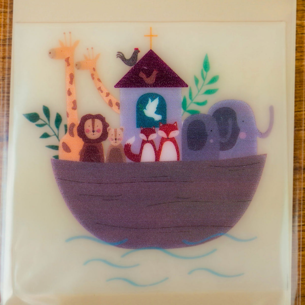 Nahaufnahme Wachsdekor Arche Noah mit Giraffen, Löwen, Füchsen, Elefanten und Friedenstaube für Taufkerzen