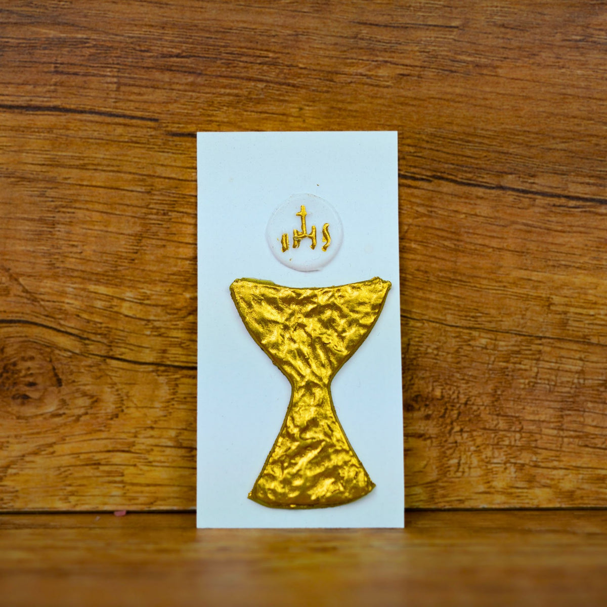 Großes Wachsdekor Kelch in Gold mit weißer IHS-Hostie auf Trägerpapier für Kommunionkerzen