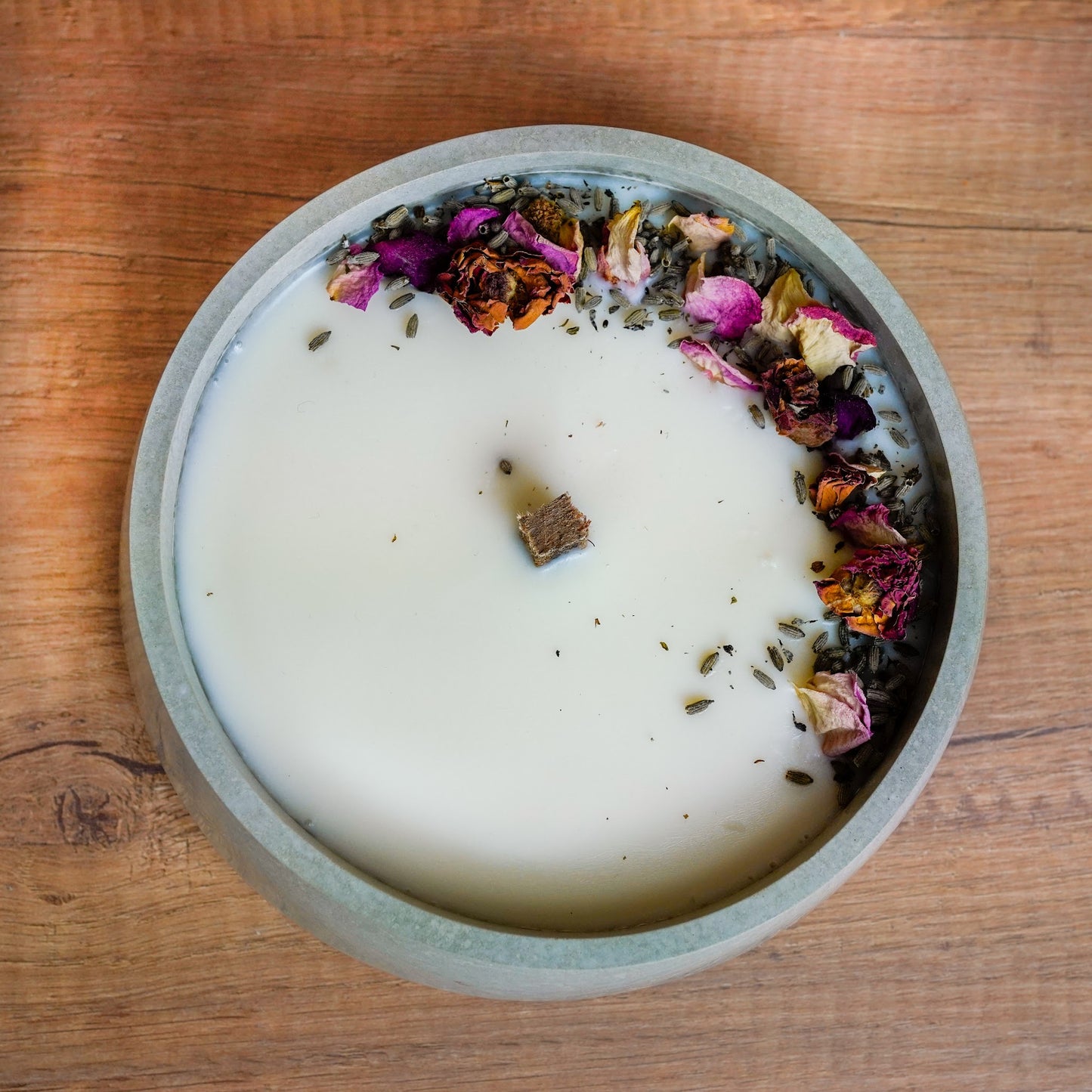 Wachsfresser Lavendeltraum von oben: cremiges Sojawachs mit Kranz aus Rosenblüten und Lavendel um den Holzdocht