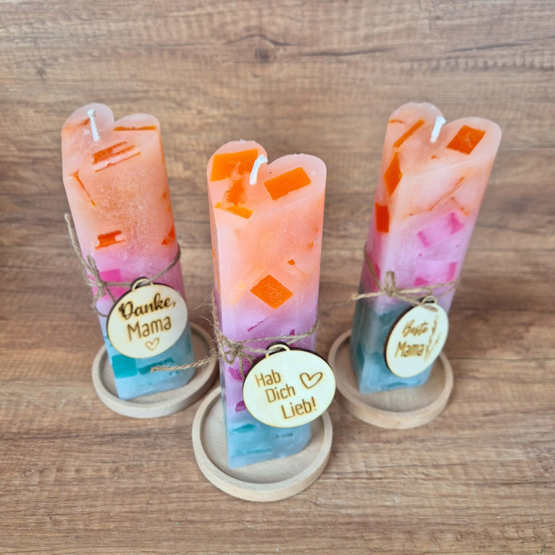 Herzkerze mit Farbverlauf | Geschenk für Mama | Handgemacht in Dresden | Muttertagsgeschenk | Bunte Kerze Pastell | inkl. Holzanhänger mit Gravur