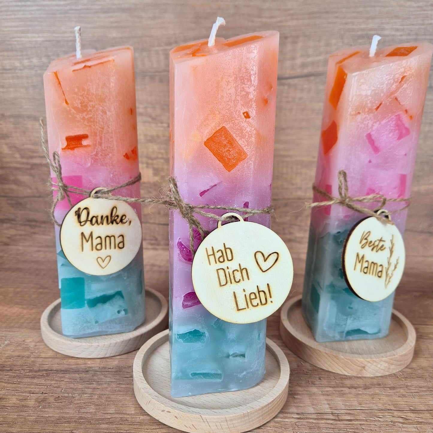 Herzkerze mit Farbverlauf | Geschenk für Mama | Handgemacht in Dresden | Muttertagsgeschenk | Bunte Kerze Pastell | inkl. Holzanhänger mit Gravur