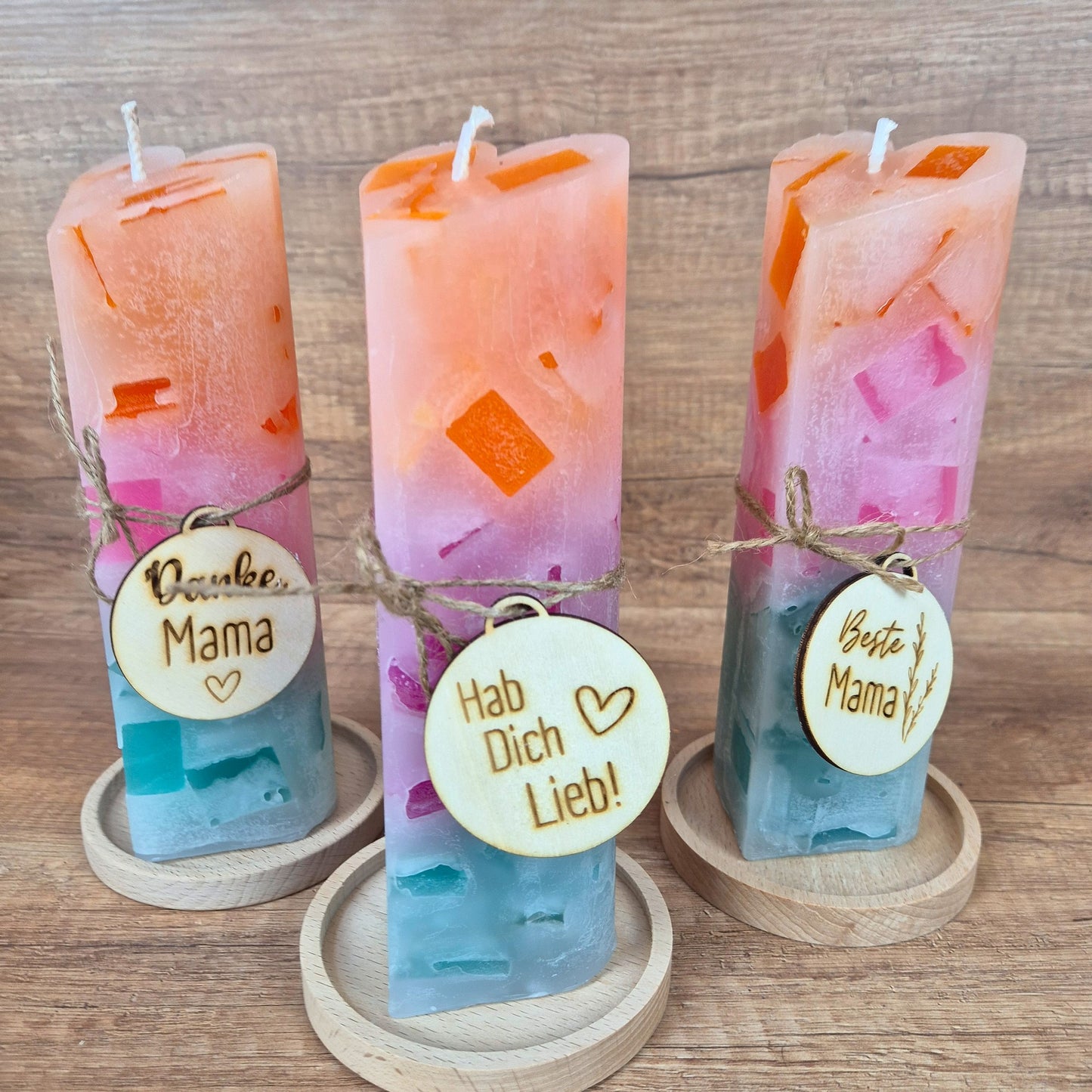 Herzkerze mit Farbverlauf | Geschenk für Mama | Handgemacht in Dresden | Muttertagsgeschenk | Bunte Kerze Pastell | inkl. Holzanhänger mit Gravur