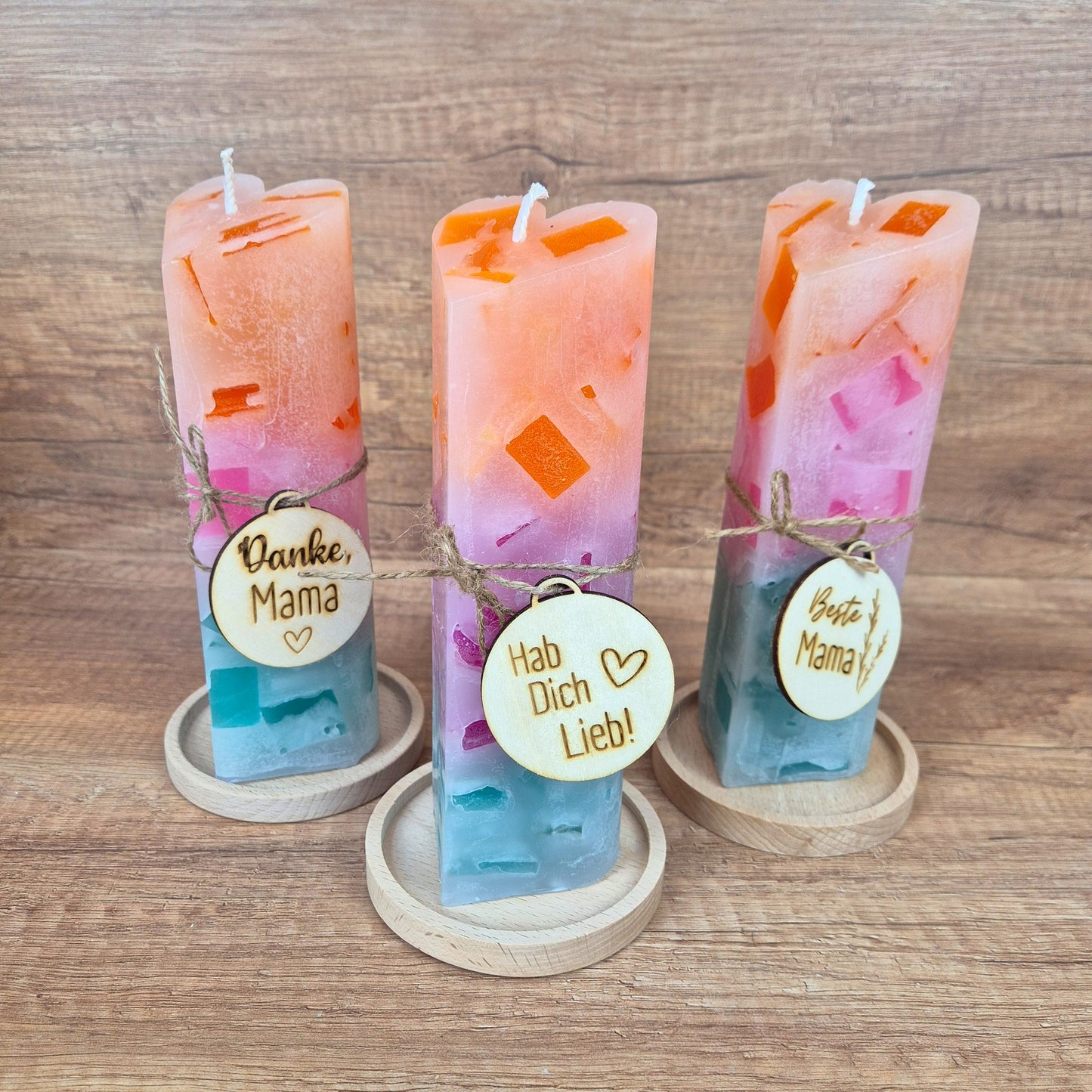 Herzkerze mit Farbverlauf | Geschenk für Mama | Handgemacht in Dresden | Muttertagsgeschenk | Bunte Kerze Pastell | inkl. Holzanhänger mit Gravur