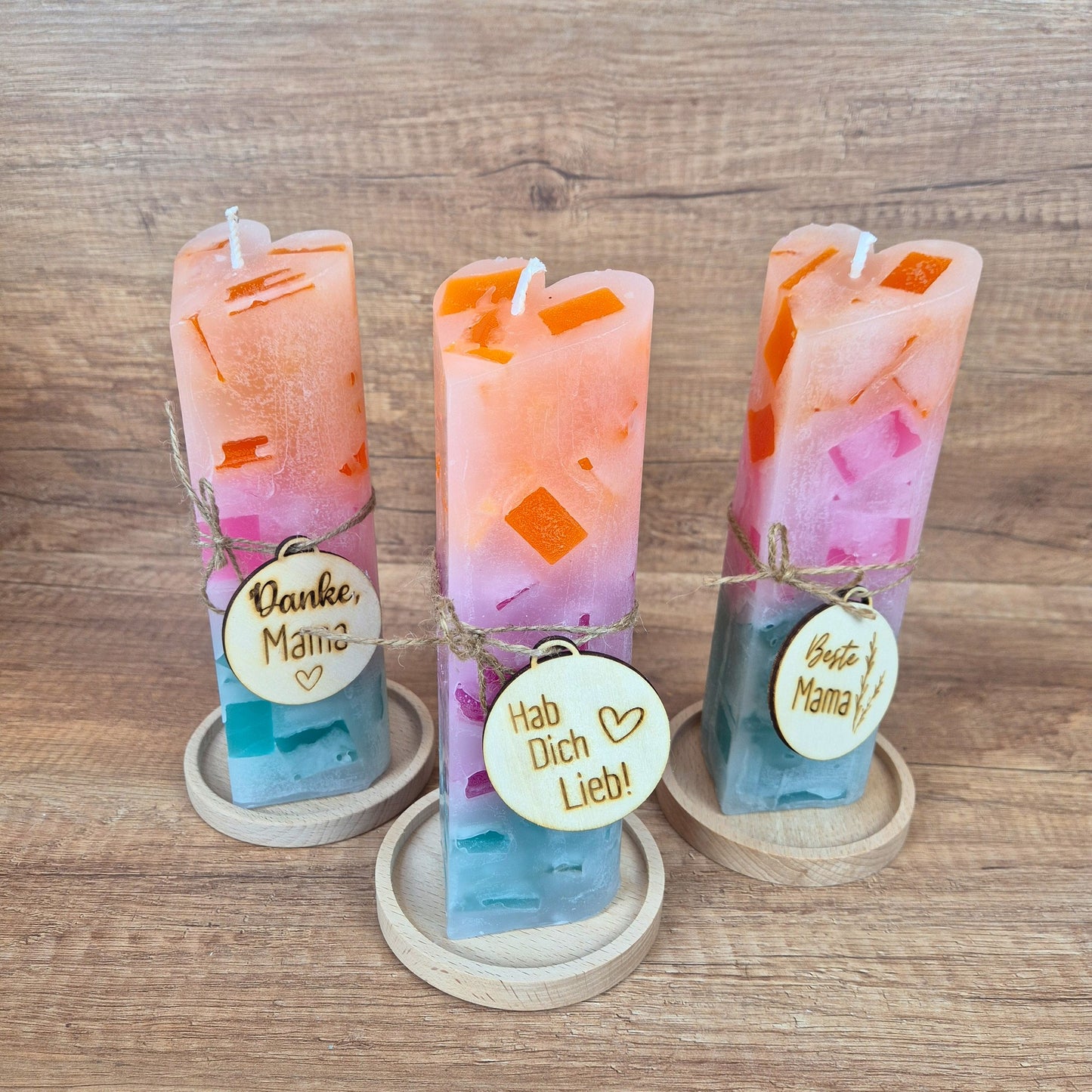Herzkerze mit Farbverlauf | Geschenk für Mama | Handgemacht in Dresden | Muttertagsgeschenk | Bunte Kerze Pastell | inkl. Holzanhänger mit Gravur