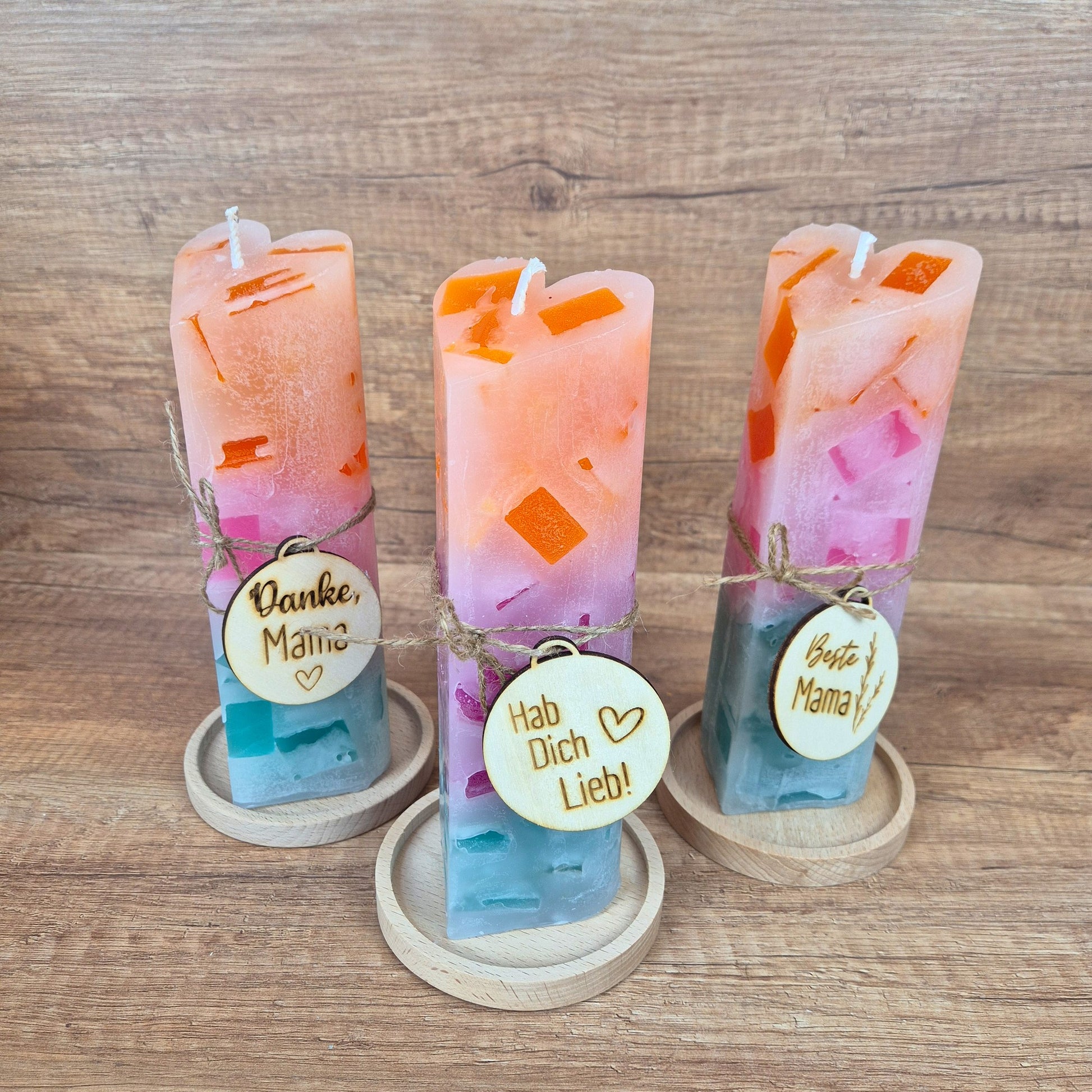 Herzkerze mit Farbverlauf | Geschenk für Mama | Handgemacht in Dresden | Muttertagsgeschenk | Bunte Kerze Pastell | inkl. Holzanhänger mit Gravur
