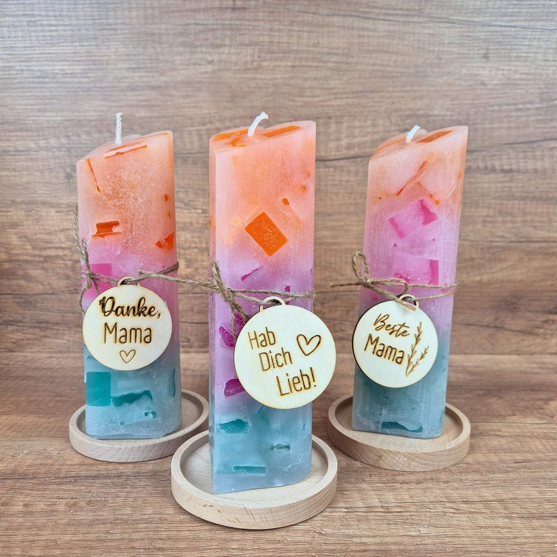 Herzkerze mit Farbverlauf | Geschenk für Mama | Handgemacht in Dresden | Muttertagsgeschenk | Bunte Kerze Pastell | inkl. Holzanhänger mit Gravur