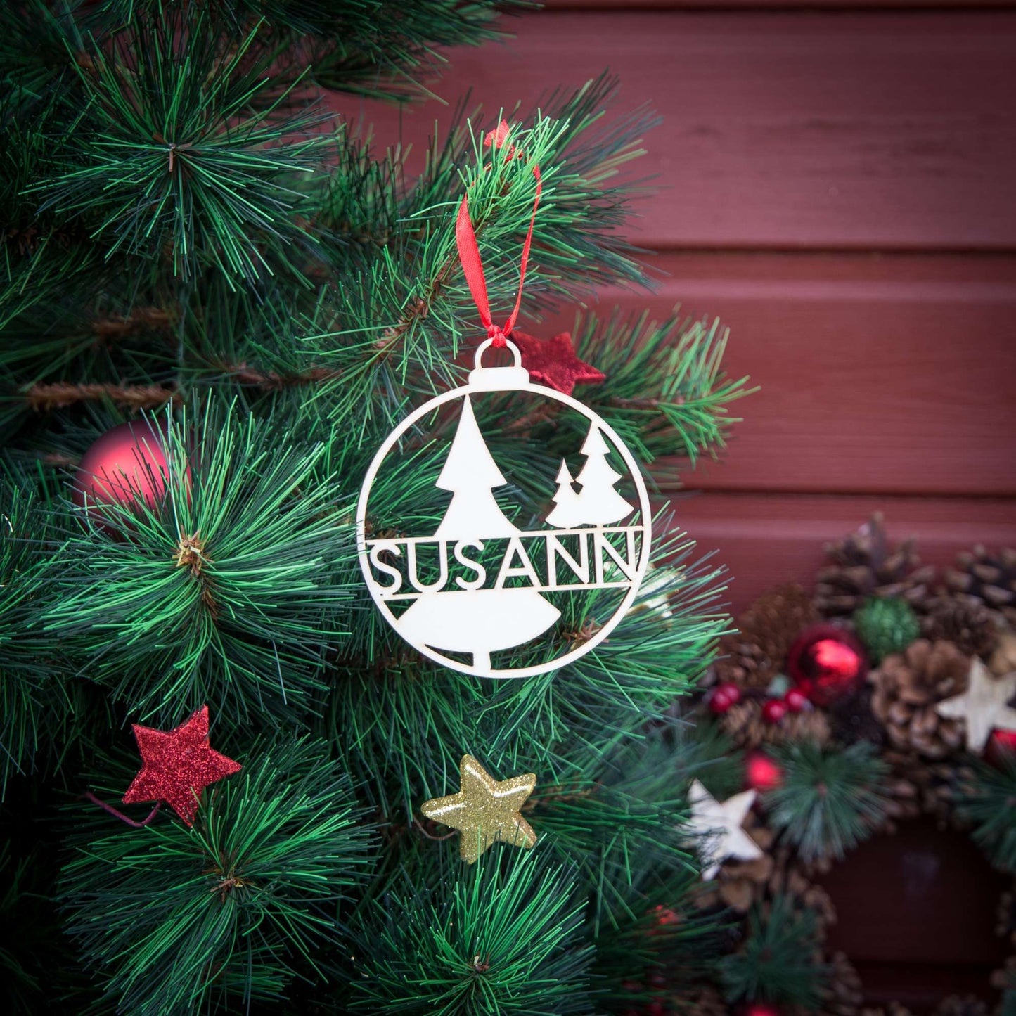 Weihnachtskugel aus Holz personalisiert mit Namen "Tannenwald" ∅ 10 cm | Weihnachtsbaum Schmuck | Weihnachtsdeko | Christbaum