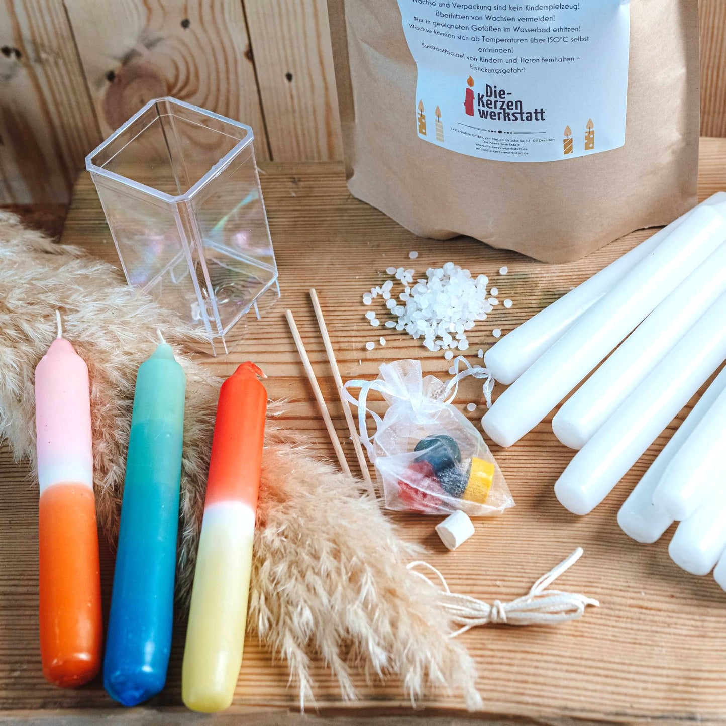 DIP DYE DIY Set: Kerzen bunt gestalten und gießen | Bastelset | Kerzen herstellen | Für 10 Tauch Kerzen und 1 gegossene Kerze