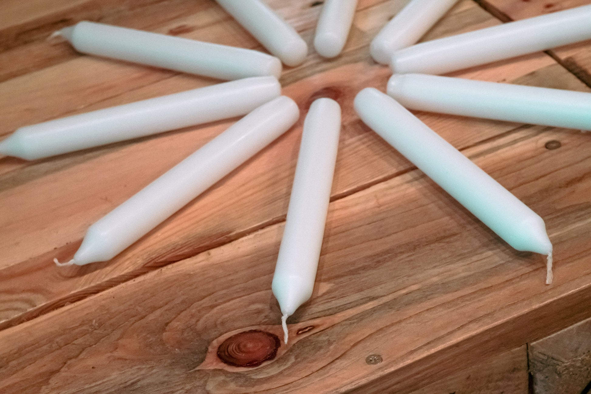 DIP DYE DIY Set: Kerzen bunt gestalten und gießen | Bastelset | Kerzen herstellen | Für 10 Tauch Kerzen und 1 gegossene Kerze