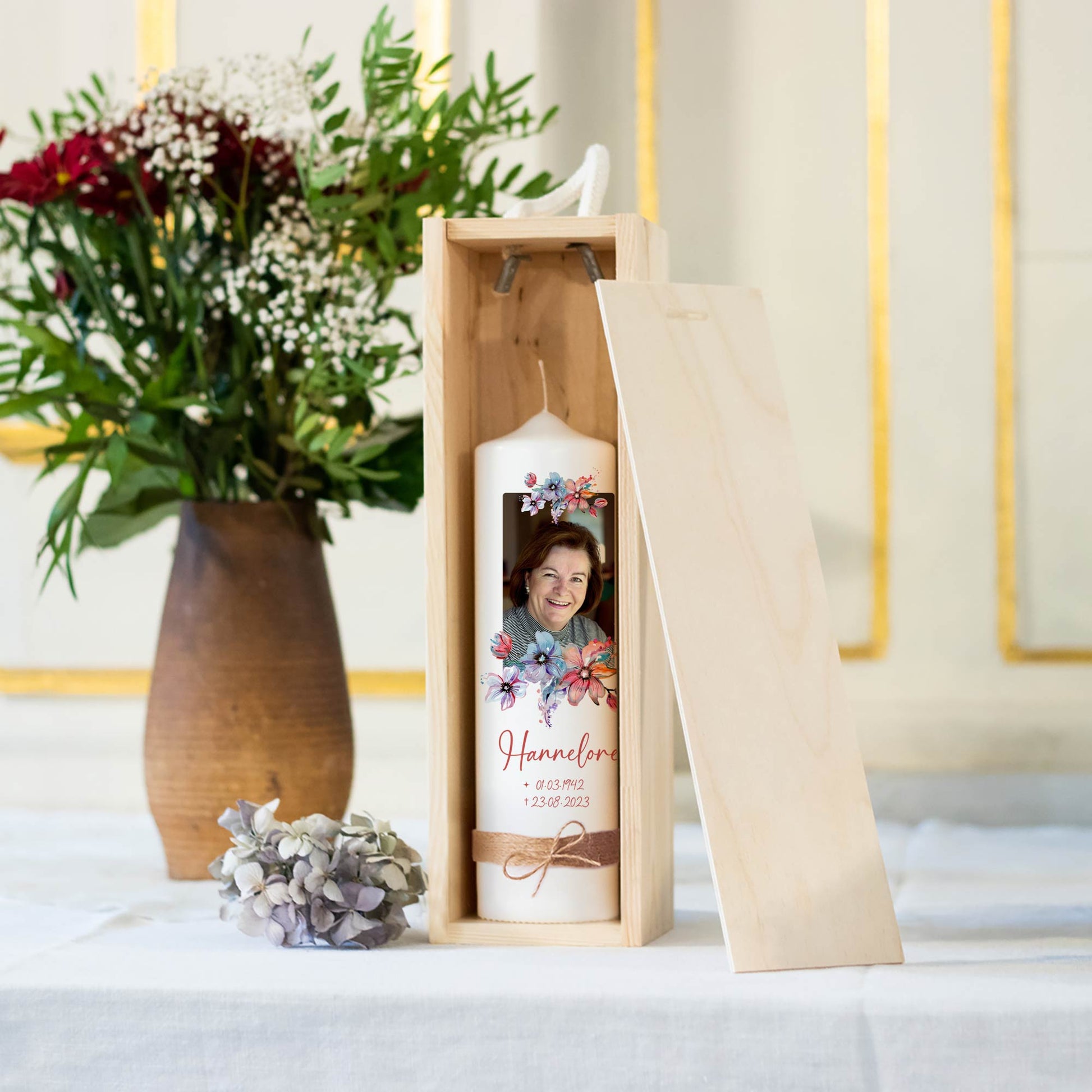 Trauerkerze mit Foto Blumen | 15 - 30 cm Höhe | Personalisierte Kerze | Gedenkkerze | Erinnerungsstück | Trauerfeier