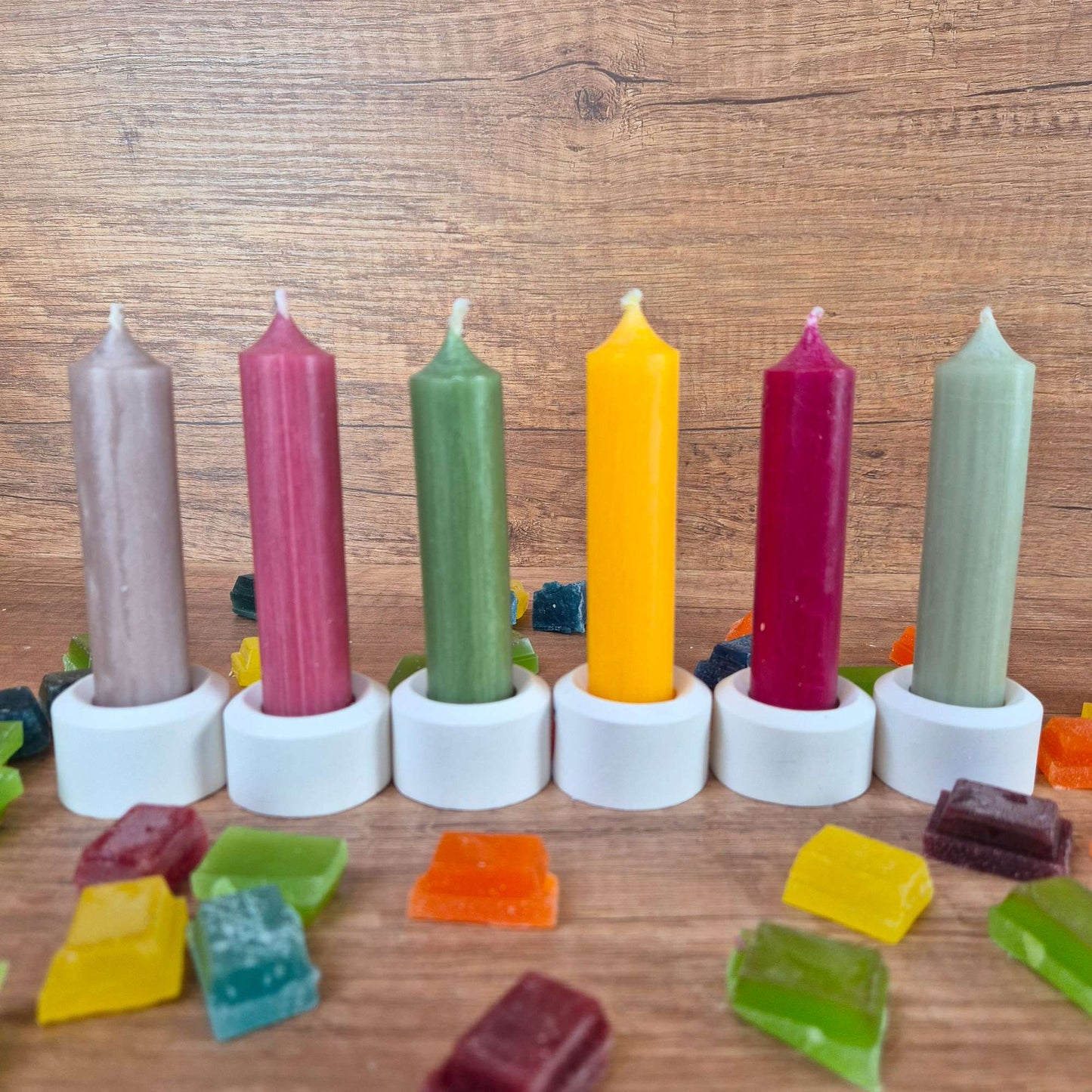 Gemütlichkeit Stabkerzen Set – 6 Bunte Stabkerzen (100 x 22 mm) für farbenfrohe Deko