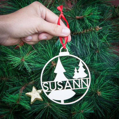 Weihnachtskugel aus Holz personalisiert mit Namen "Tannenwald" ∅ 10 cm | Weihnachtsbaum Schmuck | Weihnachtsdeko | Christbaum