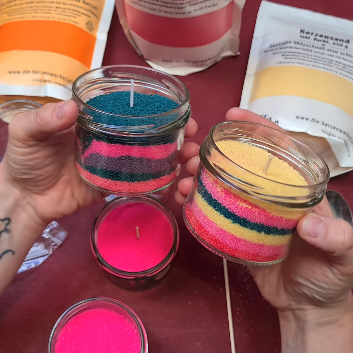 Geschichtete Kerzen aus Kerzensand in Gelb, Pink und Blau
