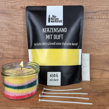 Brennende Duftkerze aus Kerzensand im Glas