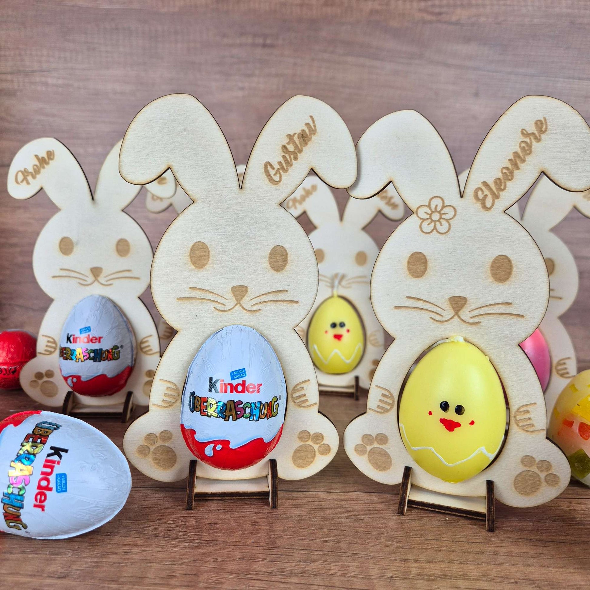 Personalisierter Osterhase aus Holz mit Eierhalter | Ostergeschenk mit Name | Osterdeko für Überraschungsei oder Kerze