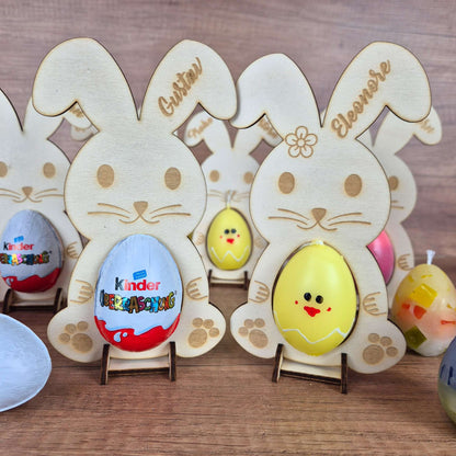 Personalisierter Osterhase aus Holz mit Eierhalter | Ostergeschenk mit Name | Osterdeko für Überraschungsei oder Kerze