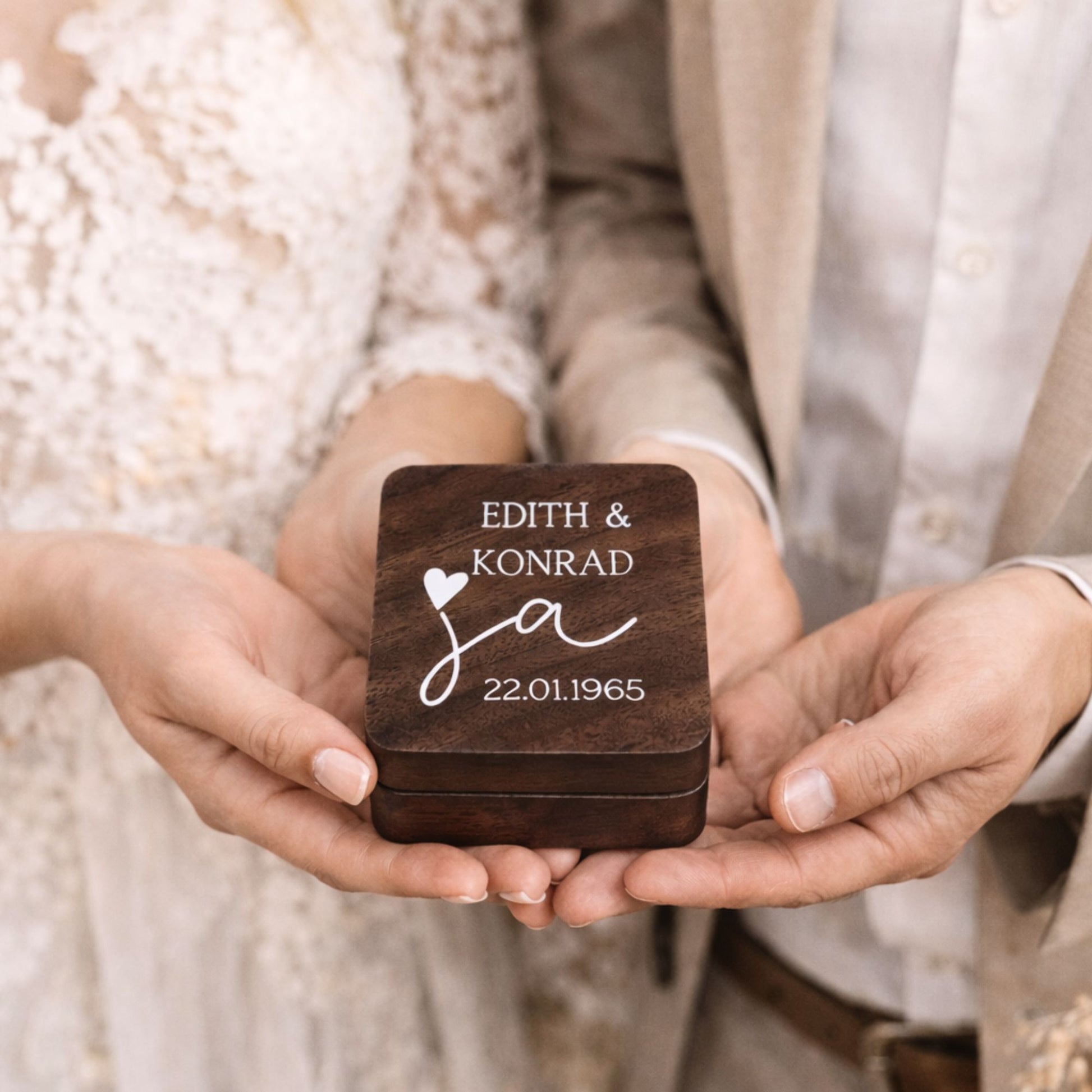 Personalisierte Ringbox aus Walnussholz mit Namen & JA-Motiv | Hochzeit