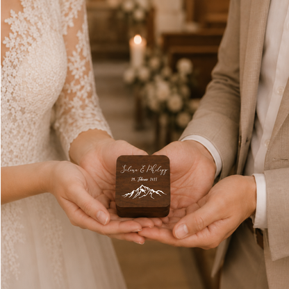 Ringkiste mit Bergmotiv in Händen