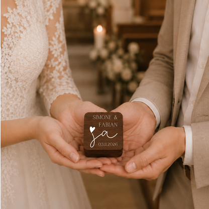 personalisierte Ringkiste Ja in Händen in Kirche