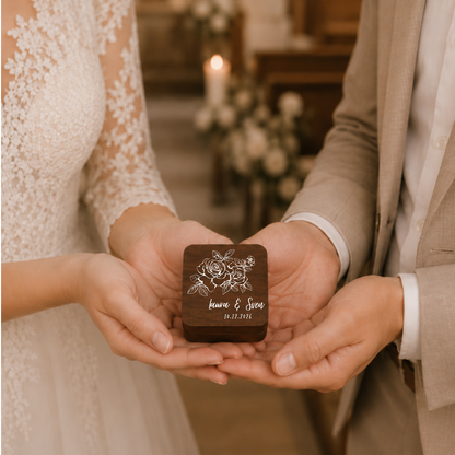 Personalisierte Ringkiste Walnussholz Rosen in Händen in Kirche