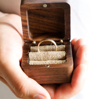 Personalisierte Ringschatulle aus Walnussholz mit einem Ring – Heiratsantrag Accessoire