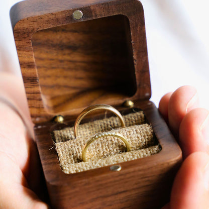 Ringkiste aus Walnussholz in der Hand gehalten – kompaktes Hosentaschenformat 5x5 cm