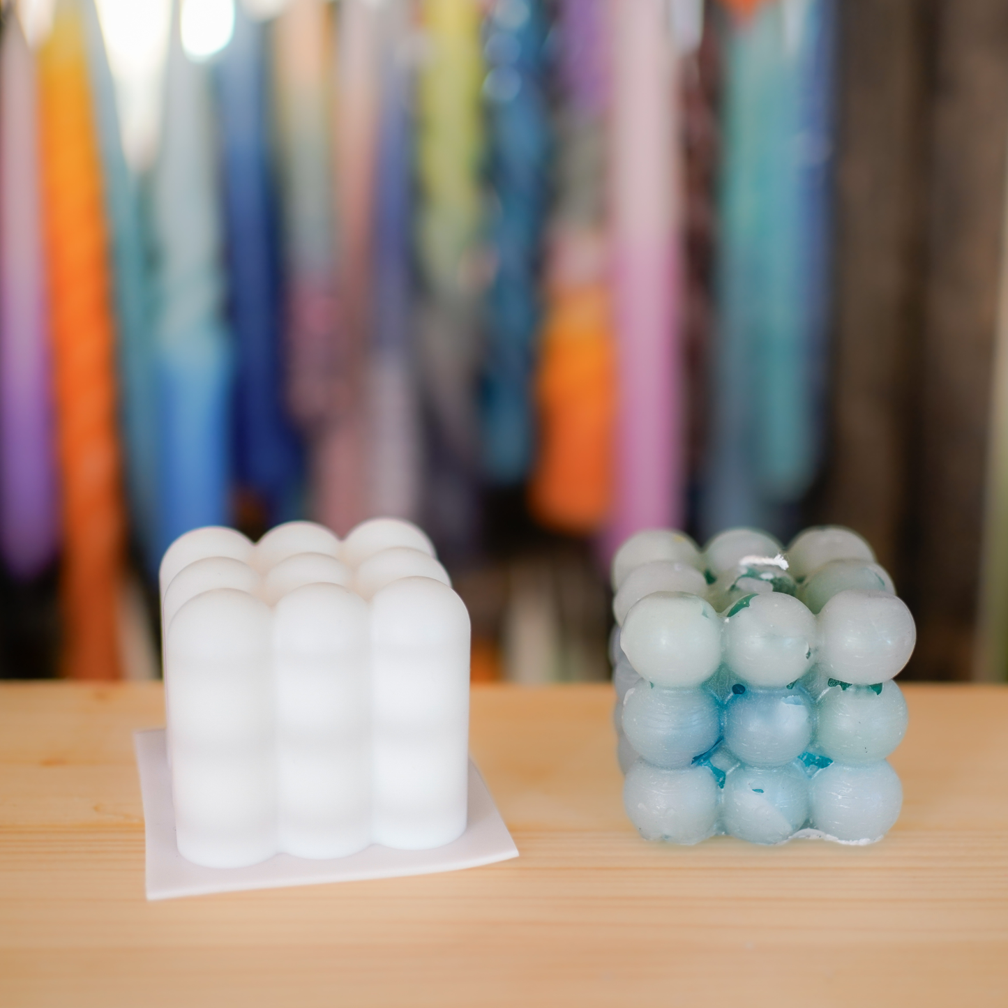 Silikonform mit blauer Bubble Kerze