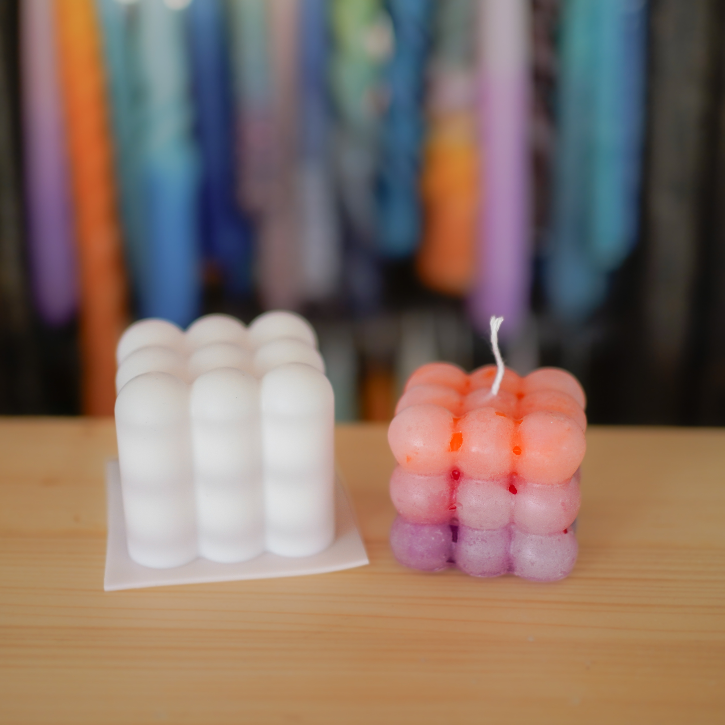 Silikonform mit oranger Bubble Kerze