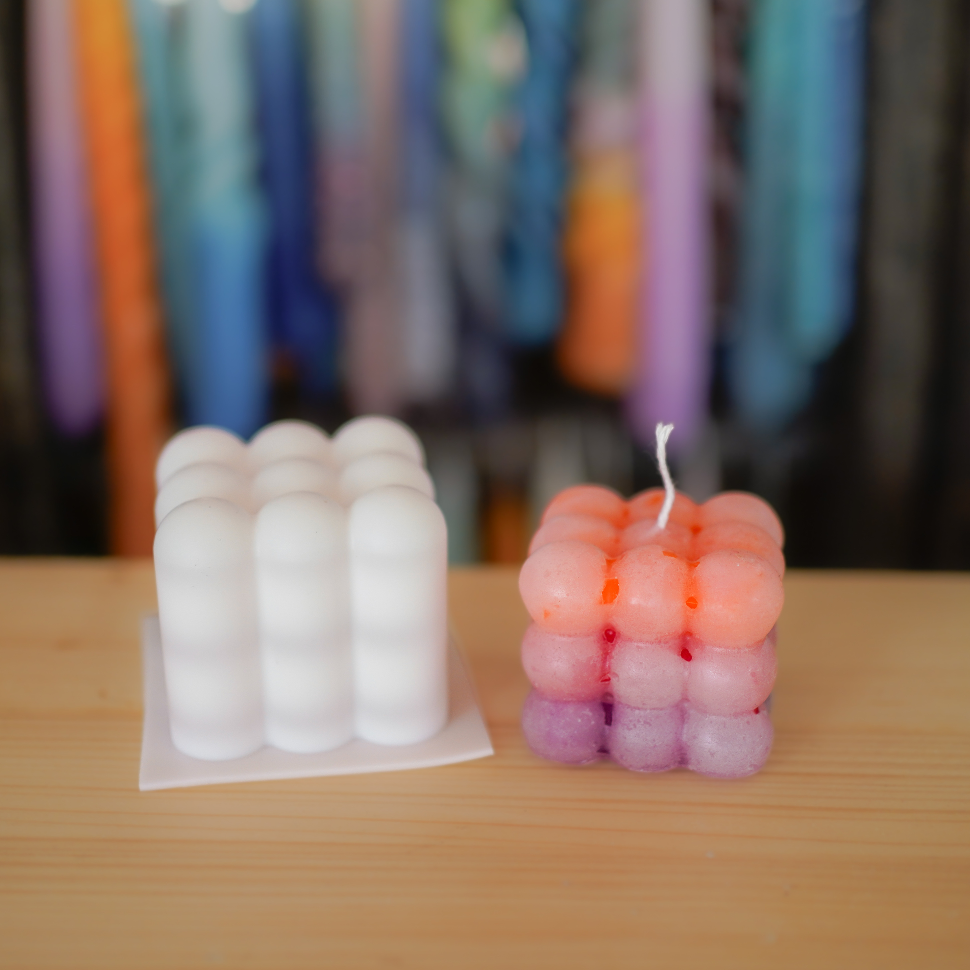 Silikonform mit oranger Bubble Kerze