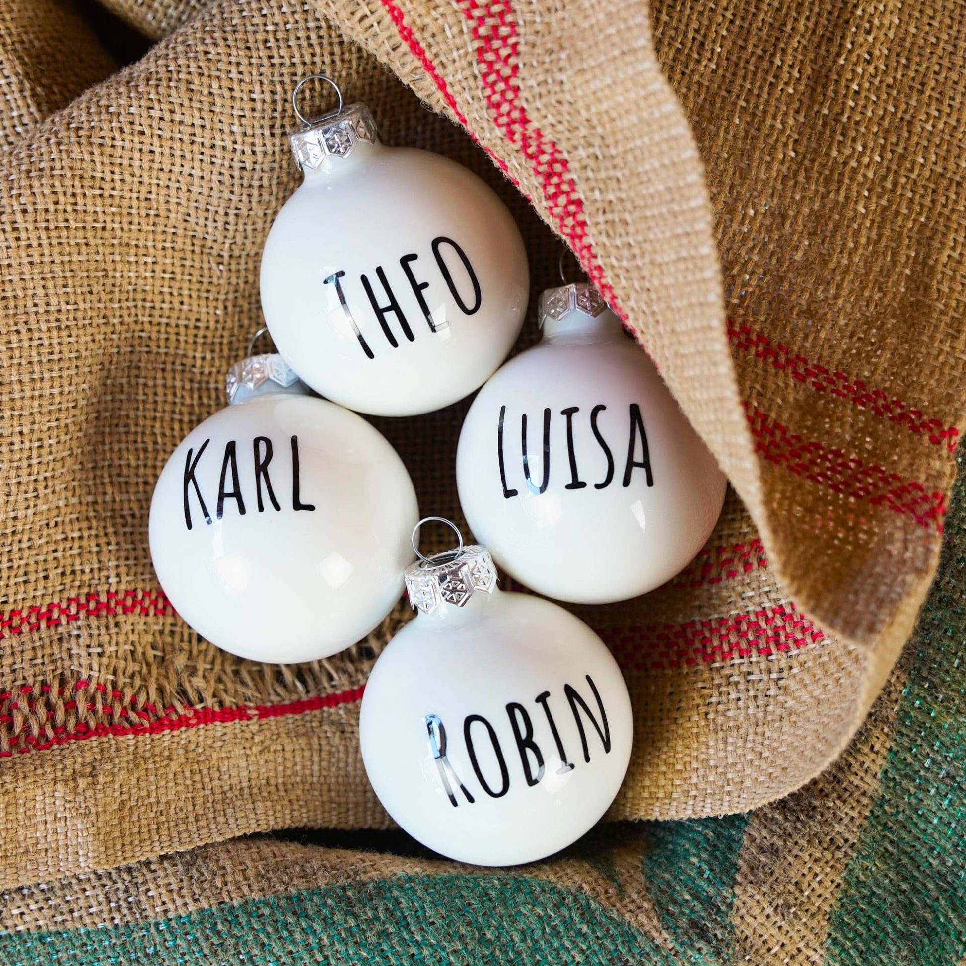 Personalisierte Weihnachtskugel mit Namen ∅ 6-8 cm | Schwarz Weiß |  Personalisiertes Geschenk | Weihnachtsbaum | Tannenbaumkugel |  Christbaumkugel