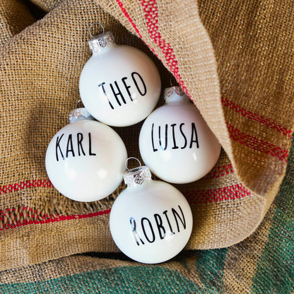 Personalisierte Weihnachtskugel mit Namen ∅ 6-8 cm | Schwarz Weiß |  Personalisiertes Geschenk | Weihnachtsbaum | Tannenbaumkugel |  Christbaumkugel