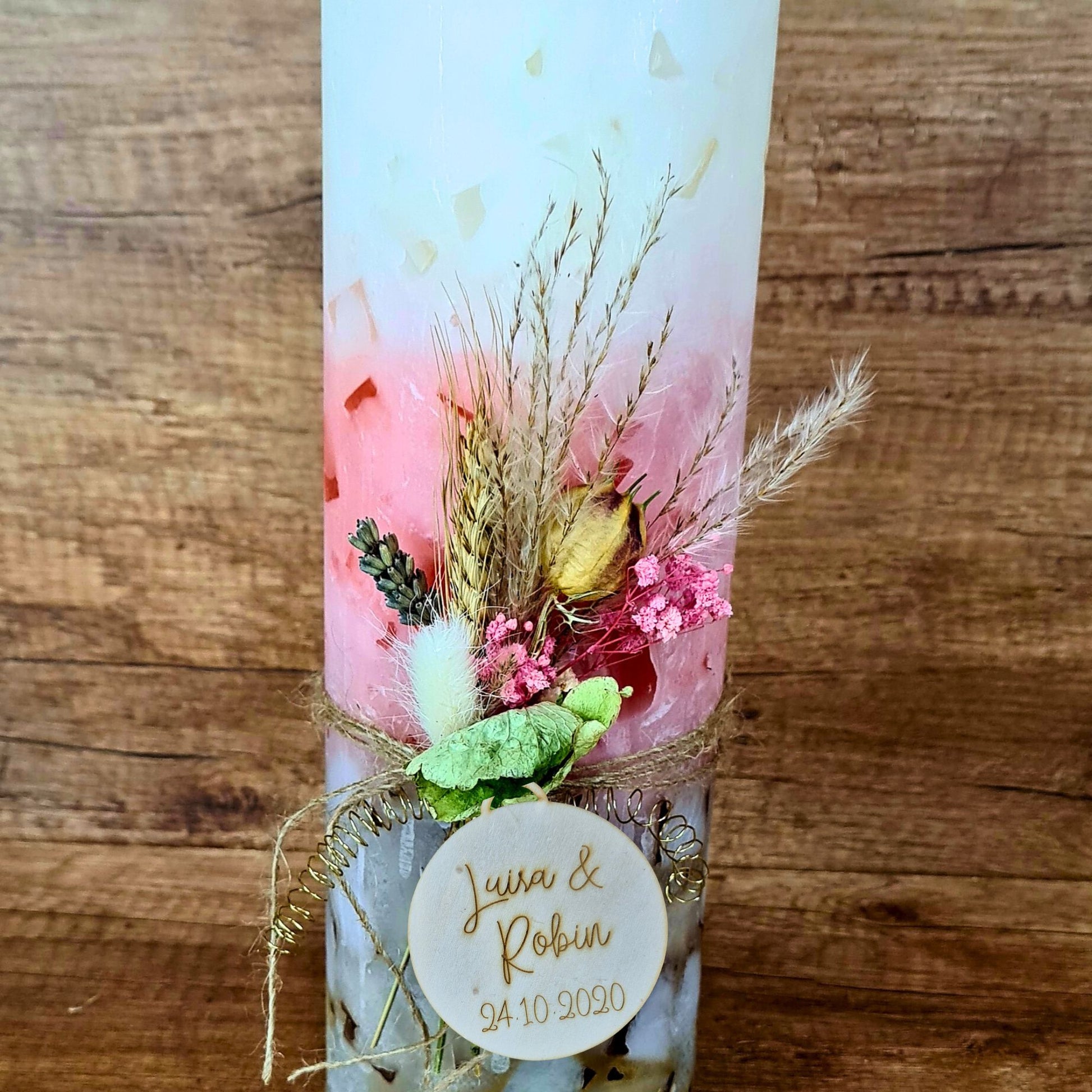 XXL Kerze mit Trockenblumen & Gravuranhänger | personalisierbar | Geschenk zur Hochzeit, Taufe oder Geburtstag