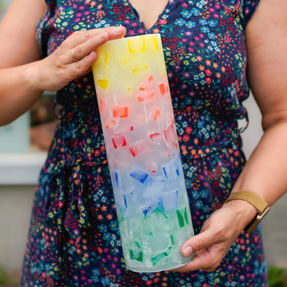 XXL Kerze Regenbogen in Händen