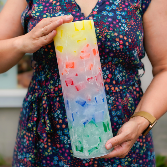 XXL Kerze Regenbogen in Händen