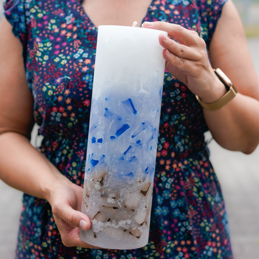 XXL Kerze blau in Händen