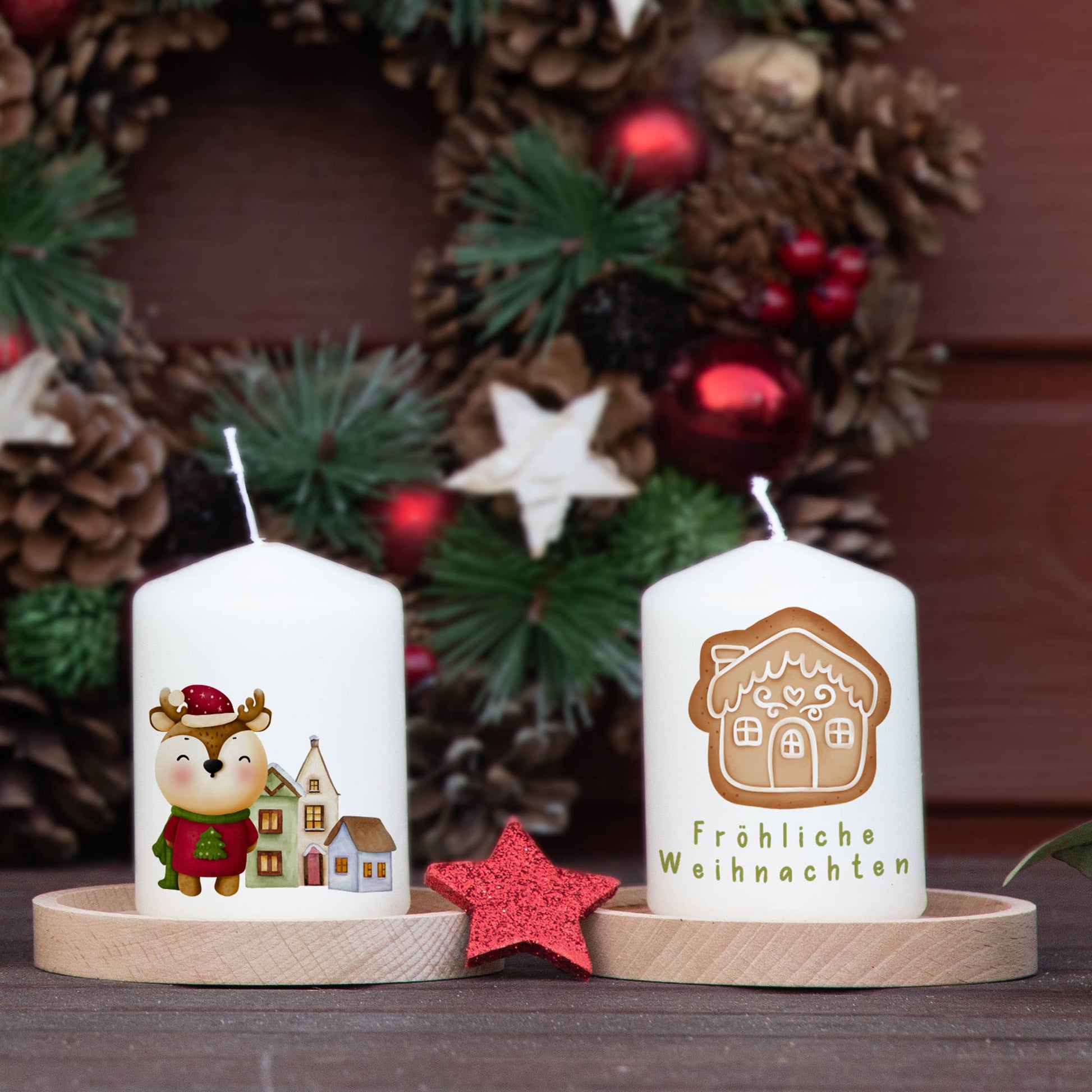 Adventskranzkerzen mit Rentier, Tannenbäumen und Lebkuchenhaus – 8 cm Stumpenkerzen