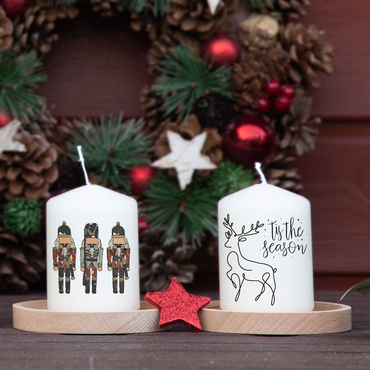 Moderne Adventskranzkerzen mit Nussknacker, Rentier und Schneekugel – 8 cm Stumpenkerzen