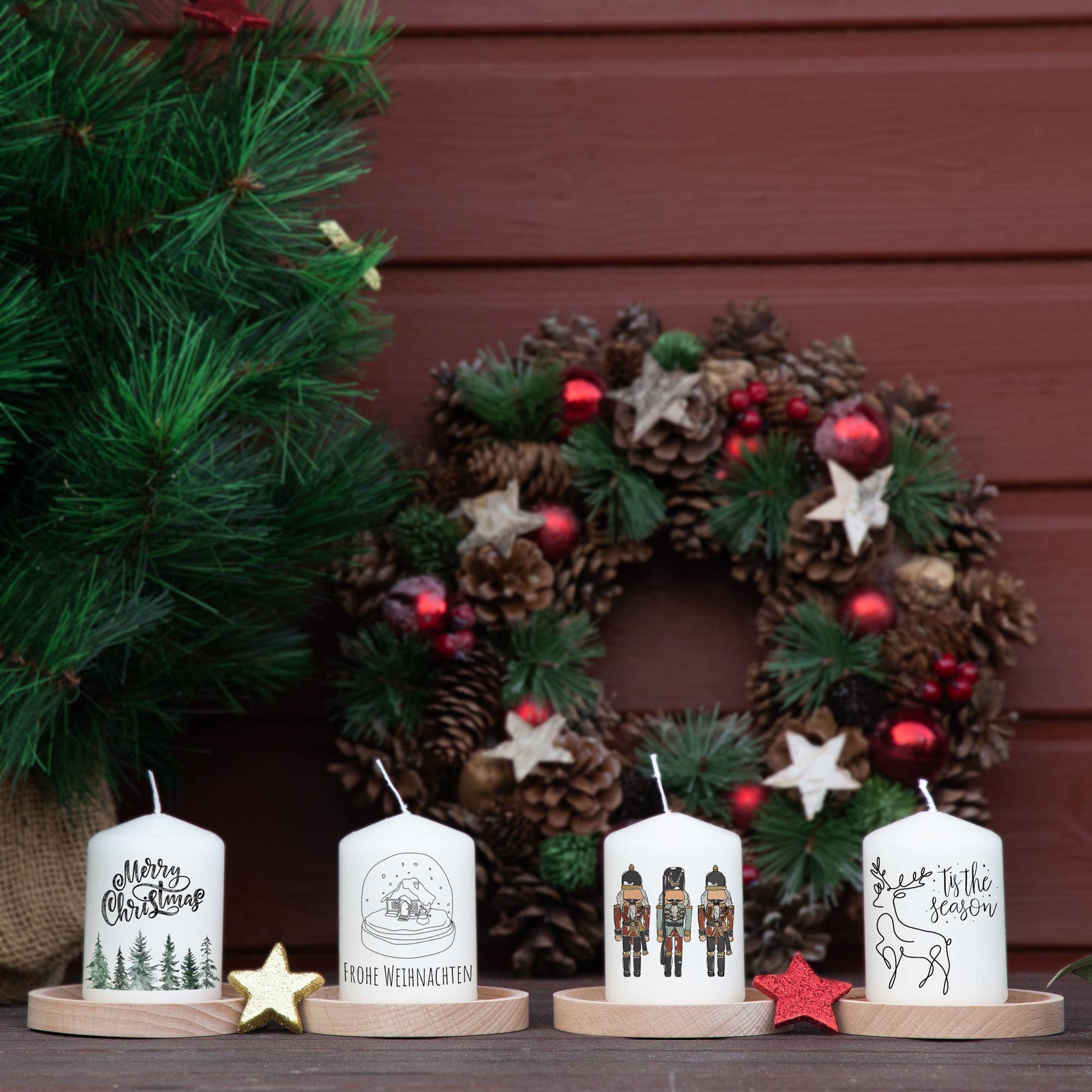 Adventskranzkerzen Skandi Weihnachten – 4er-Set mit Nussknacker, Rentier und Schneekugel