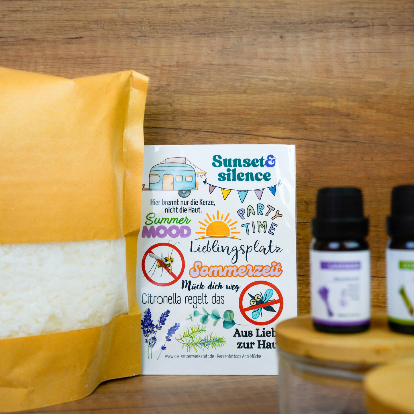 Ätherische Öle Lavendel und Citronella im Set, je 10 ml, vor Glas mit Bambusdeckel