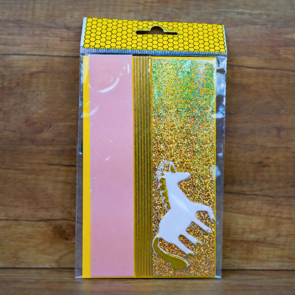 Bastelset Kerzen verzieren Einhorn: rosa und gold glitzernde Wachsplatten mit weißem Wachs-Einhorn und goldenen Streifen