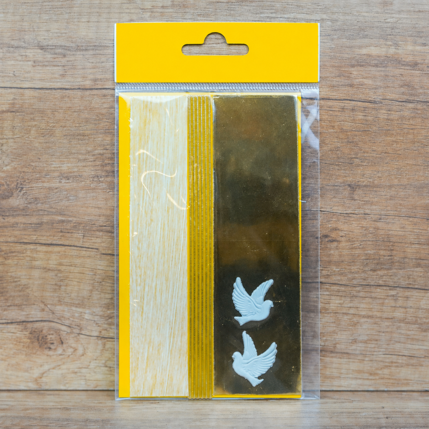 Bastelset Kerzen verzieren Tauben: goldene Wachsplatten mit zwei weißen Wachstauben und goldenen Streifen