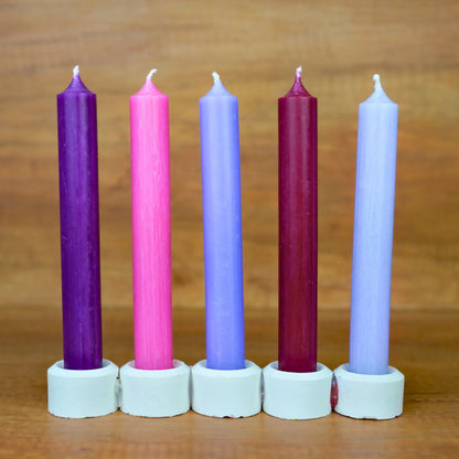Stabkerzen-Set Beerenmix mit fünf Kerzen in Violett, Pink, Flieder, Bordeaux und Hellflieder vor Holzhintergrund