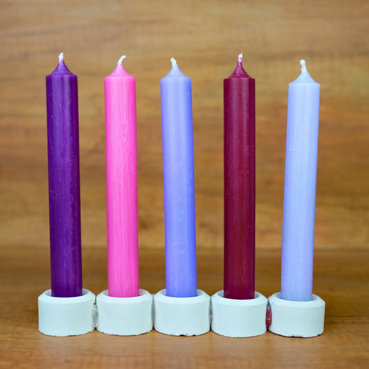 Stabkerzen-Set Beerenmix mit fünf Kerzen in Violett, Pink, Flieder, Bordeaux und Hellflieder vor Holzhintergrund