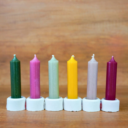 Sechs kurze Stabkerzen Gemütlichkeit in Dunkelgrün, Pink, Salbei, Gelb, Grau-Rosé und Beere, aufgereiht in Haltern